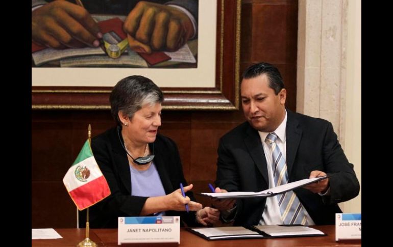 Janet Napolitano y Blake Mora durante la firma de acuerdos bilaterales de inmigración. REUTERS  /