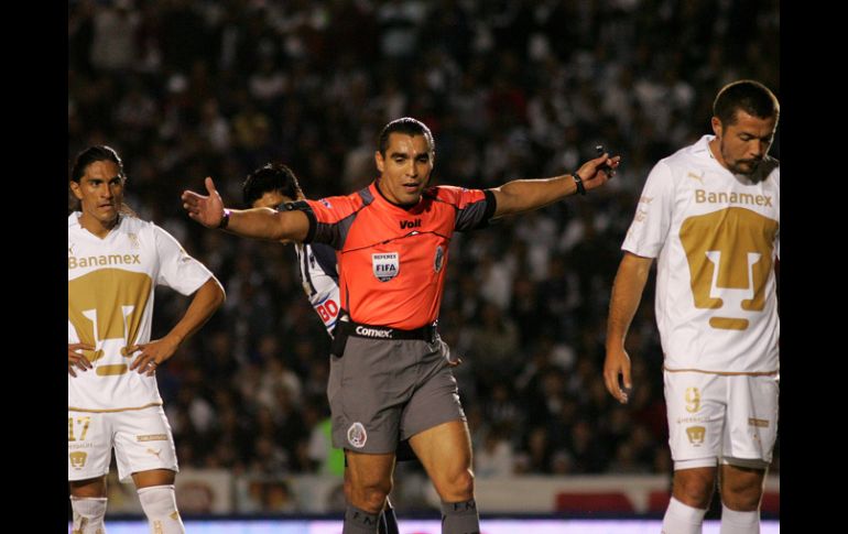 Rodríguez silbó en el partido de 'vuelta' entre Monterrey y Pumas. JAMMEDIA  /