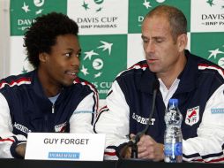 Guy Forget, capitán de Francia, es acompañado por su raqueta número uno, Gael Monfils. REUTERS  /