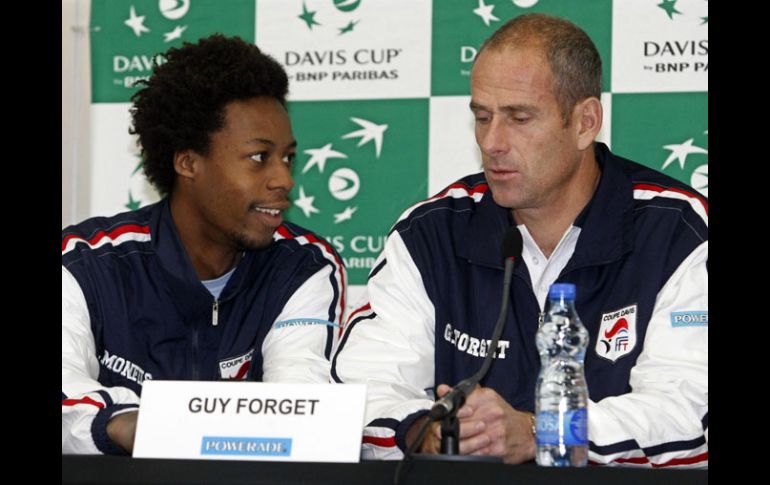 Guy Forget, capitán de Francia, es acompañado por su raqueta número uno, Gael Monfils. REUTERS  /