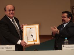 Elías Trabulse recibió el reconocimiento de las manos del rector de la Universidad de Guadalajara. S. NÚÑEZ  /