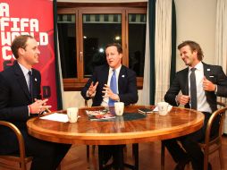 Reunión inglesa previa a la decisión final: el príncipe Guillermo, el primer ministro británico, David Cameron, y David Beckham. AFP  /