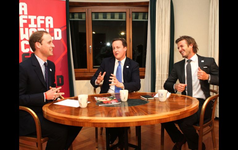 Reunión inglesa previa a la decisión final: el príncipe Guillermo, el primer ministro británico, David Cameron, y David Beckham. AFP  /