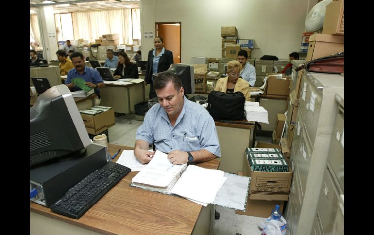 Deberán reducir el consumo de papel o la utilización de hojas recicladas.  ARCHIVO  /