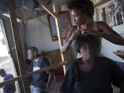 La haitiana Julie Colin pone servicio de estética en uno de los campamentos de Puerto Príncipe. REUTERS  /