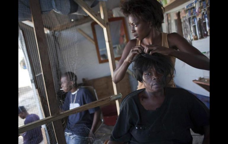 La haitiana Julie Colin pone servicio de estética en uno de los campamentos de Puerto Príncipe. REUTERS  /