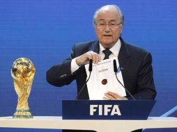 Momento en que Joseph Blatter da a concer a Rusia como la sede del Mundial del 2018. AP  /