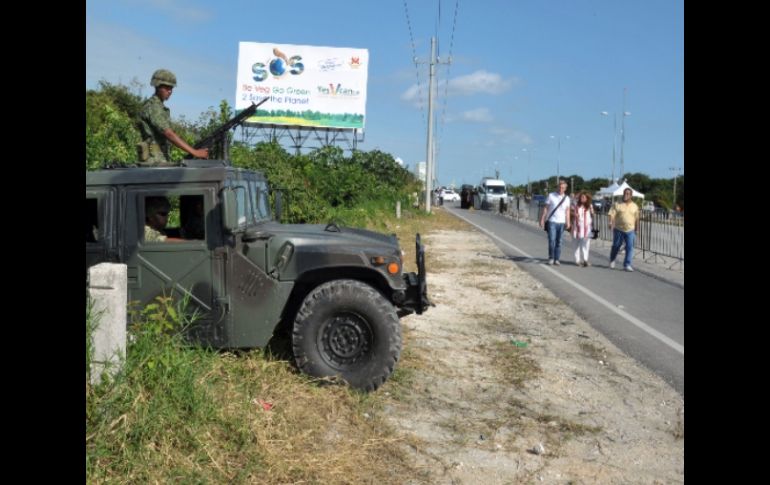 El Ejército mexicano resguarda las inmediaciones de la Cumbre de Cancún. AFP  /