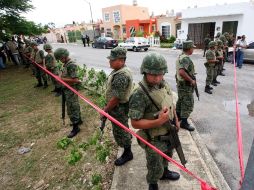 Los elemenartos milites solicitan la colaboración de la ciudadanía en las labores de seguridad. EFE  /