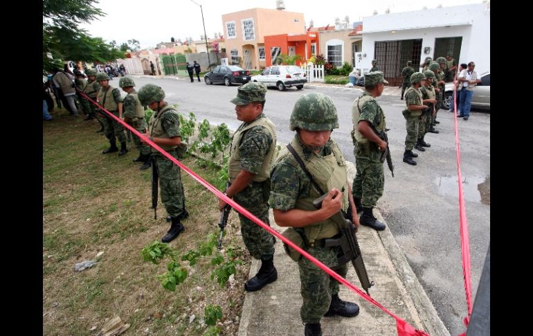 Los elemenartos milites solicitan la colaboración de la ciudadanía en las labores de seguridad. EFE  /