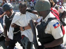 Un manifestante es detenido por la policía. REUTERS  /