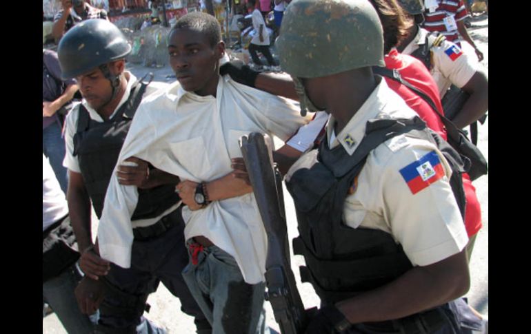 Un manifestante es detenido por la policía. REUTERS  /