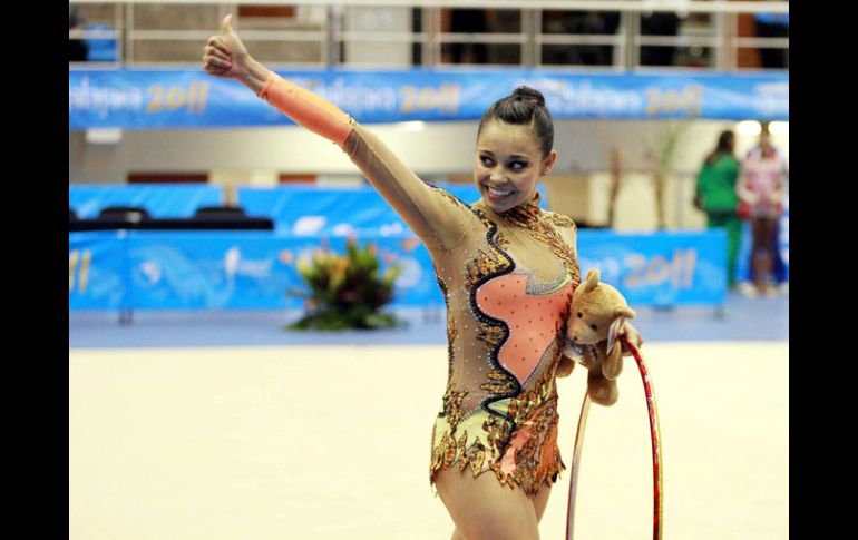 La gimnasta tapatía, Rut Castillo agradece a la afición por el apoyo, tras terminar su rutina del primer día. E. PACHECO  /