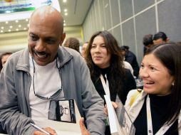 El autor de Ciudad de Dios firma libros al público, luego de la conferencia acerca de su trabajo como promotor de lectura. E. BARRERA  /