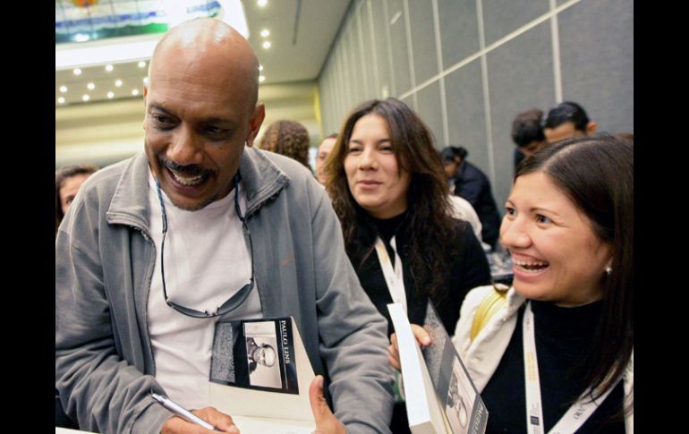 El autor de Ciudad de Dios firma libros al público, luego de la conferencia acerca de su trabajo como promotor de lectura. E. BARRERA  /