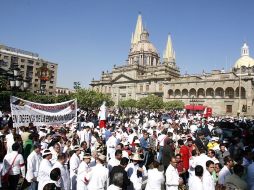 Trabajadores de los Hospitales Civiles expusieron sus demandas frente a Palacio de Gobierno. A. GARCÍA  /