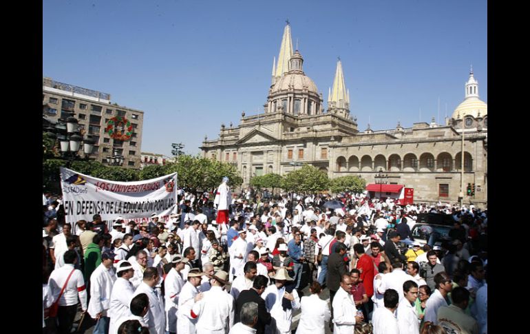 Trabajadores de los Hospitales Civiles expusieron sus demandas frente a Palacio de Gobierno. A. GARCÍA  /