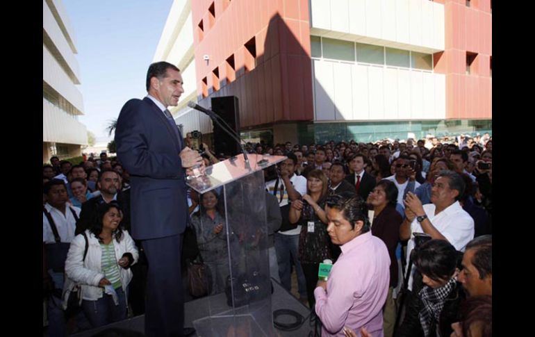 El gobernador de Oaxaca, Gabino Cué, se reúne con los trabajadores de la Ciudad Administrativa. NTX  /