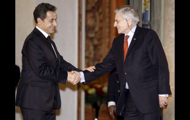 Jean Claude Trichet,  se despide de Nicolás Sarkozy, al término de una reunión en el Palacio del Elíseo en París, Francia. EFE  /