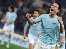 Hernanes festejó después de anotar el tercer gol a favor del Lazio en contra del Milán. EFE  /