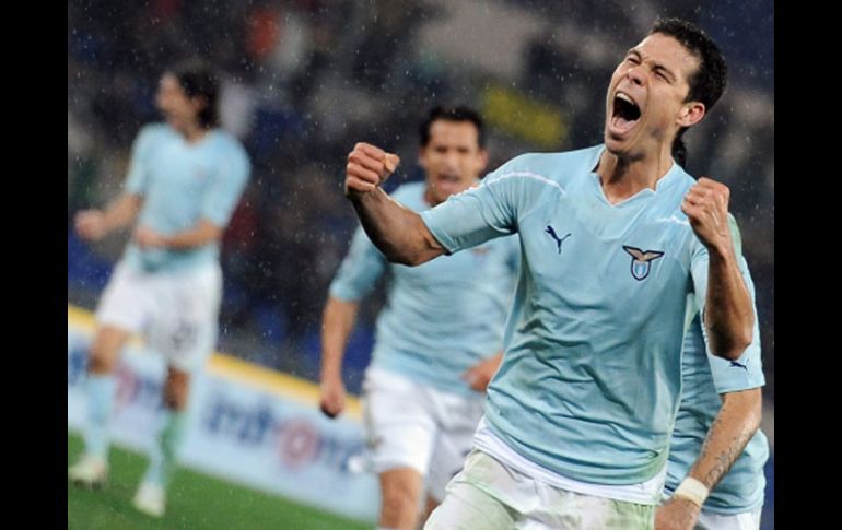 Hernanes festejó después de anotar el tercer gol a favor del Lazio en contra del Milán. EFE  /