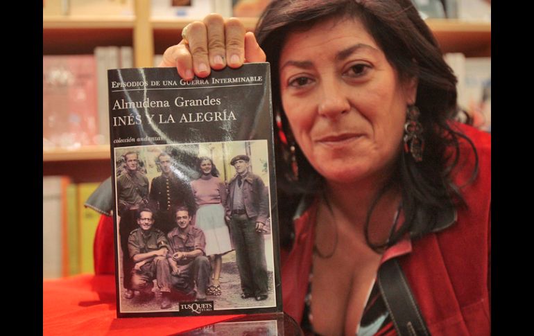 Almudena Grandes decidió plasmar en su reciente trabajo la visión de los opositores del franquismo. S. NÚÑEZ  /