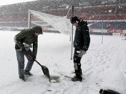 El estadio del Osasuna está prácticamente cubierto de nieve. EFE  /