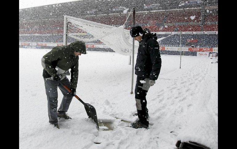 El estadio del Osasuna está prácticamente cubierto de nieve. EFE  /