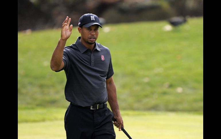 Woods tiene 131 golpes en total, 13 bajo par. AP  /