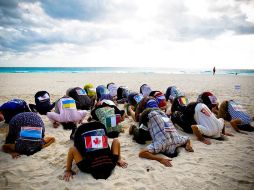 Activistas y representantes de ONG’s a favor del medio ambiente, se manifiestan en una playa de Cancún. EL UNIVERSAL  /