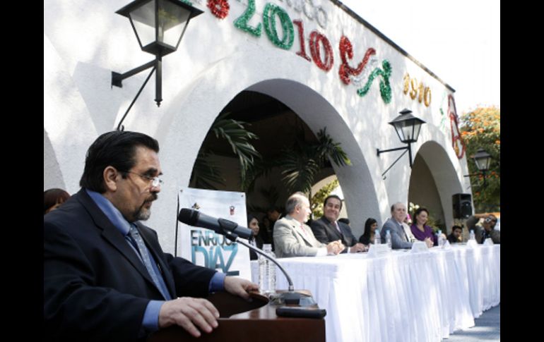 Autoridades de la UdeG, encabezadas por el rector Marco Antonio Cortés Guardado, entregaron la presea Fray Antonio Alcalde. M. FREYRÍA  /