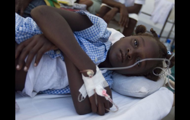 Niña con cólera en el hospital de San Nicolás, lugar donde médicos cubanos tratan a las personas infectadas. EFE  /