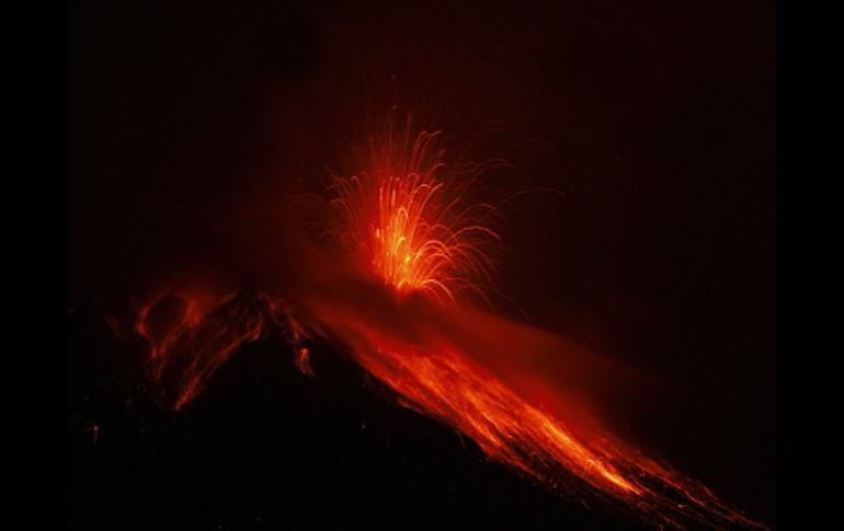 Vista desde Runtun, Ecuador, del volcán Tungurahua en erupción el día de hoy. AFP  /