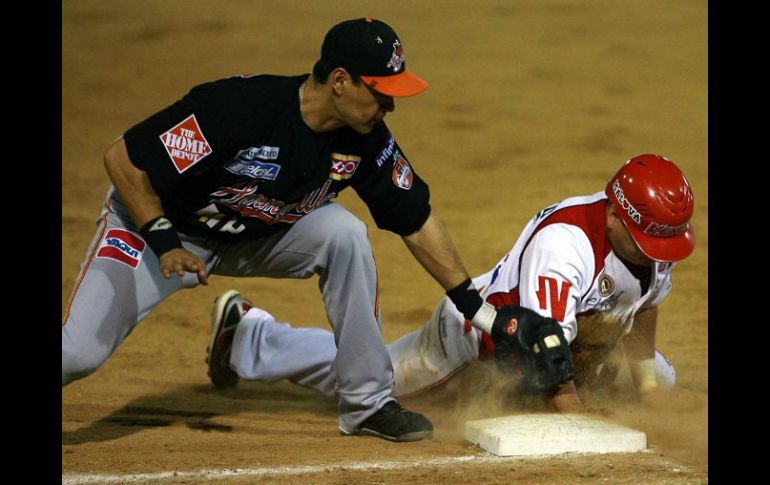 Los Venados de Mazatlán derrotaron 4-1 a los Mayos de Navojoa, con cuadrangulares claves de Jesse Gutiérrez y Roberto Saucedo. MEXSPORT  /