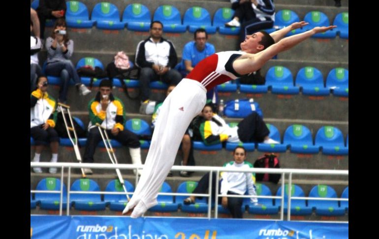 Steven Gluckstein inicia la competencia varonil individual en la diciplina de trampolín. ESPECIAL  /