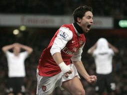 Sami Nasri celebrando su segunda anotación en el duelo frente al Fulham. AP  /