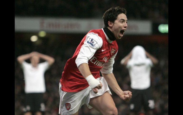 Sami Nasri celebrando su segunda anotación en el duelo frente al Fulham. AP  /