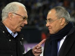 Beckenbauer (izq) recomendó jugar el Mundial en febrero, cuando la temperatura está entre 25 grados. AP  /