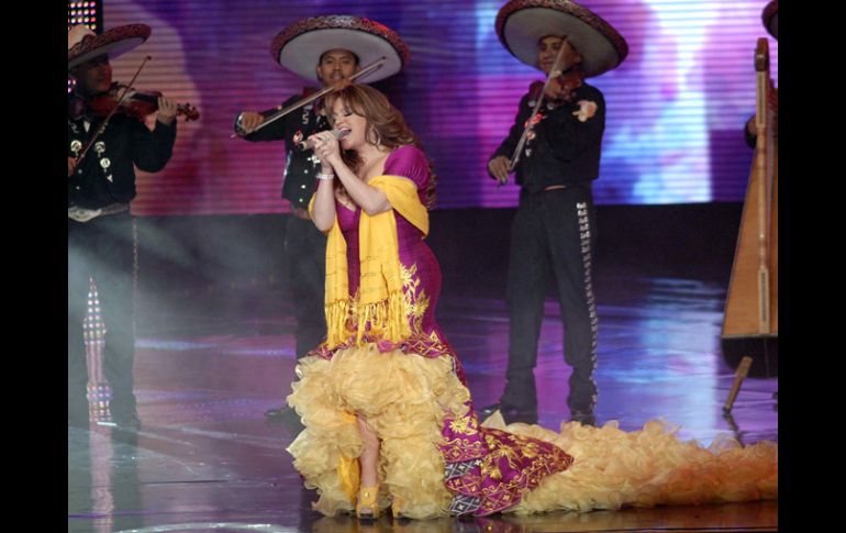 Jenni Rivera canto algunos temas, para animar a la gente a que done dinero. NTX  /