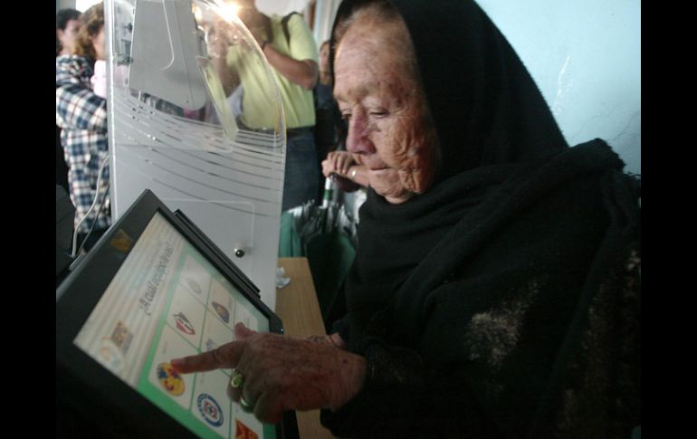 Simulacro de elecciones con urna electrónica en Tuxcueca. ARCHIVO  /