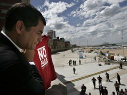 El presidente de Ecuador, Rafael Correa, muestra la camiseta anti ALCA. EFE  /