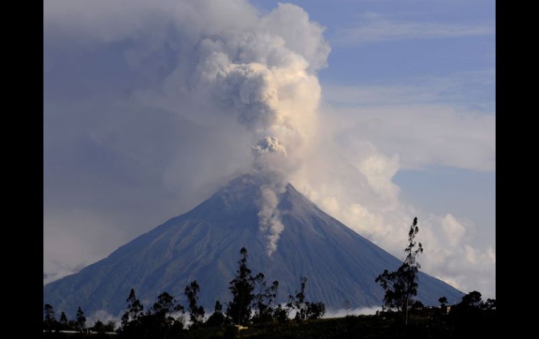 Vista general del volcán Tungurahua, situado en el Centro de los Andes de Ecuador. EFE  /