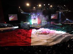 Una bandera se despliega sobre el público asistente al Auditorio Nacional. NTX  /