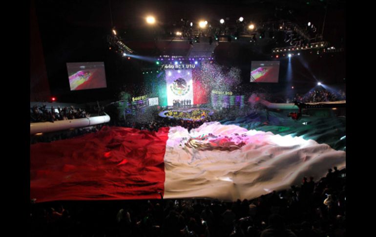 Una bandera se despliega sobre el público asistente al Auditorio Nacional. NTX  /