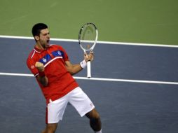 El tenista serbio Novak Djokovic festeja tras vencer a Gael Monfils. AP  /