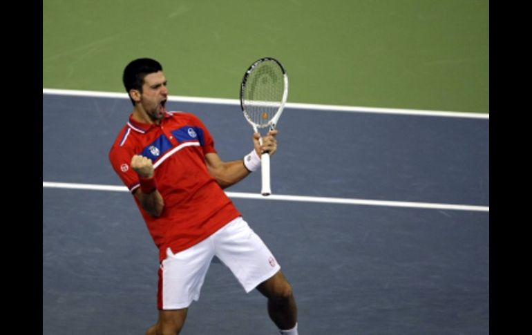 El tenista serbio Novak Djokovic festeja tras vencer a Gael Monfils. AP  /