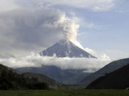 El volcán está ubicado a 135 kilómetros al sureste de Quito, en la zona andina. REUTERS  /