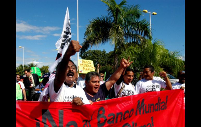 Activistas piden la salida del Banco Mundial de las negociaciones de la COP-16. NOTIMEX  /