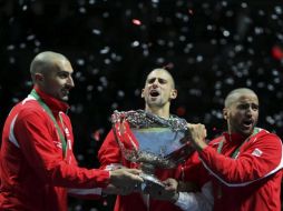 Los tenistas serbios Novak Djokovic (centro), Nenad Imonjic (izq) y Janko Tipsarevic celebran su triunfo. EFE  /