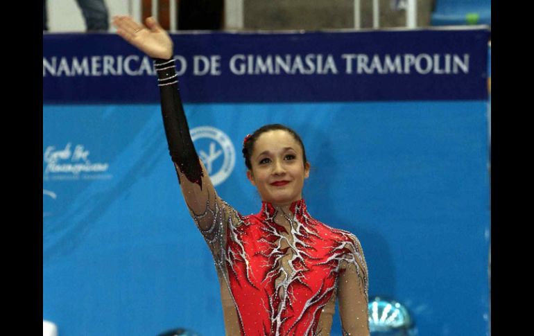 Verónica Navarro puso el nombre de México en alto al haber conseguido la medalla de oro en la modalidad de cinta. MEXSPORT  /